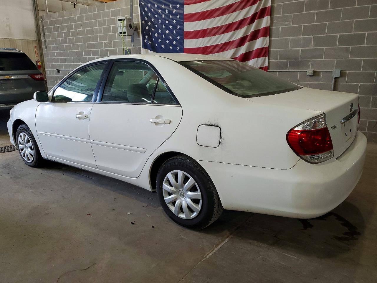 2005 TOYOTA CAMRY LE photo 2