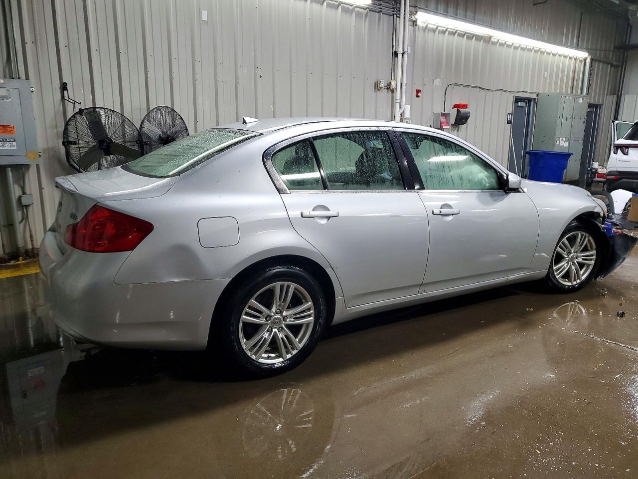 2011 INFINITI G37 photo 3