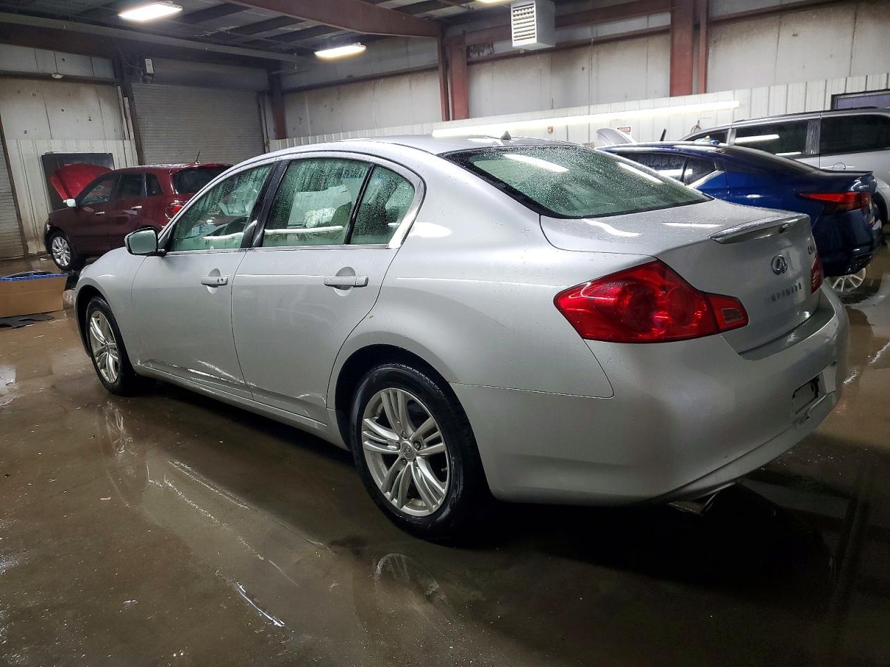 2011 INFINITI G37 photo 2