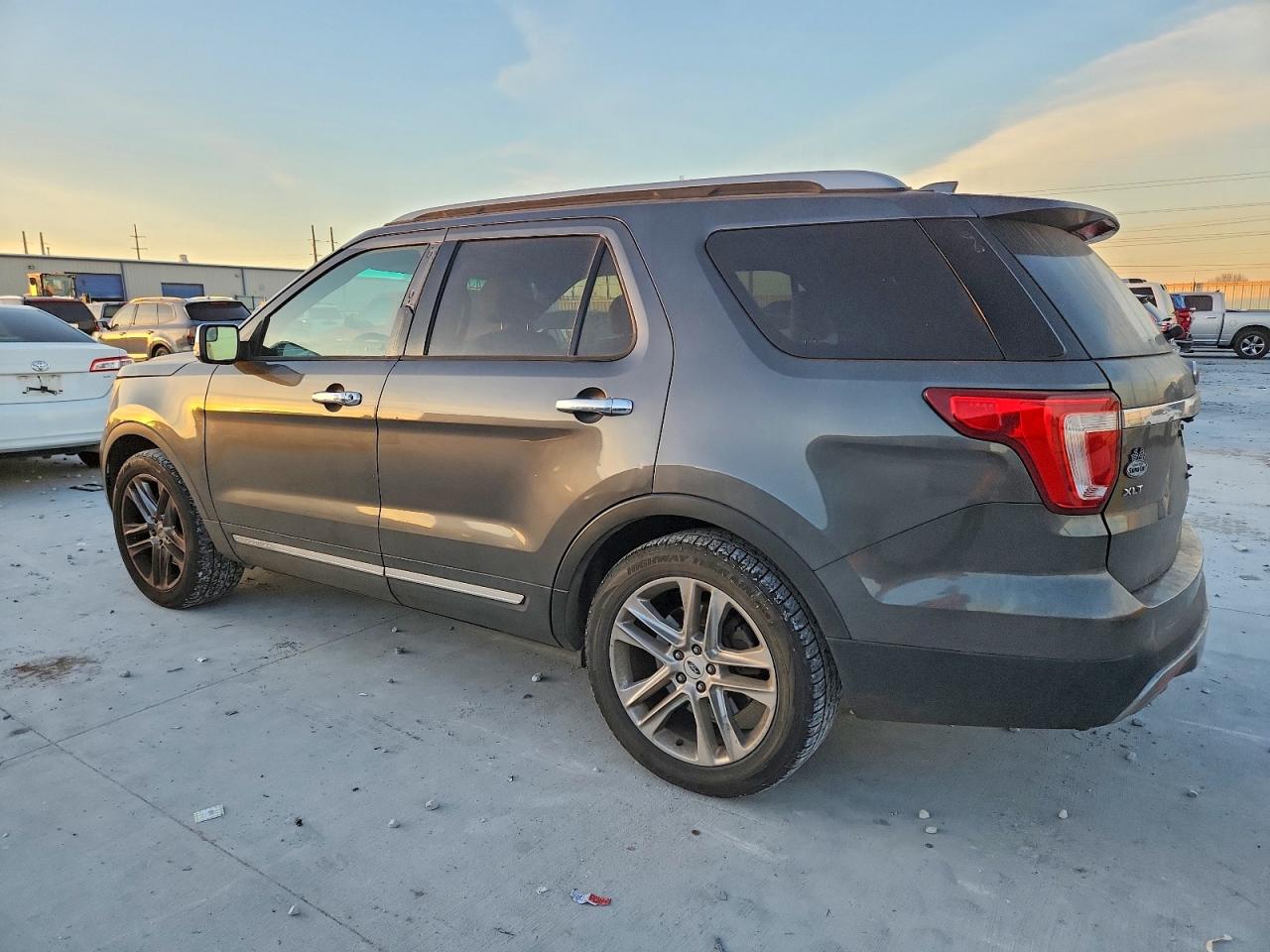 2016 FORD EXPLORER XLT photo 4