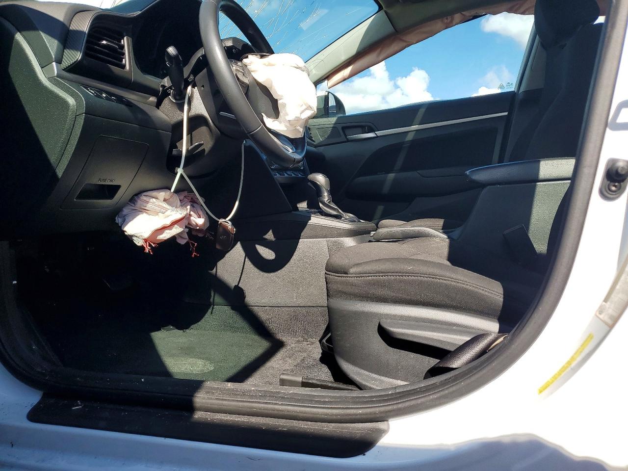 2020 HYUNDAI ELANTRA photo 13