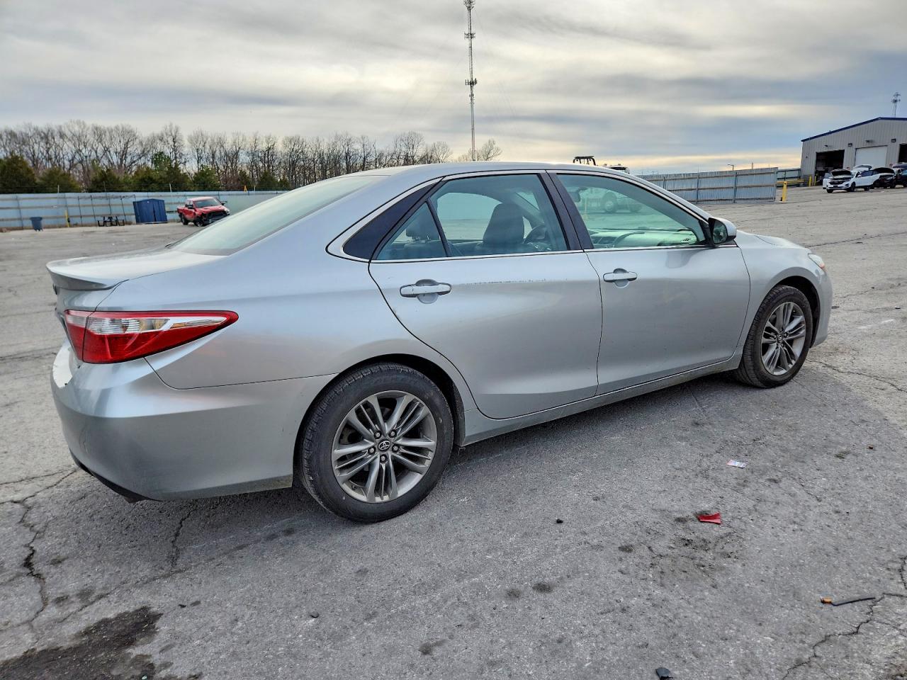 2016 TOYOTA CAMRY LE photo 3