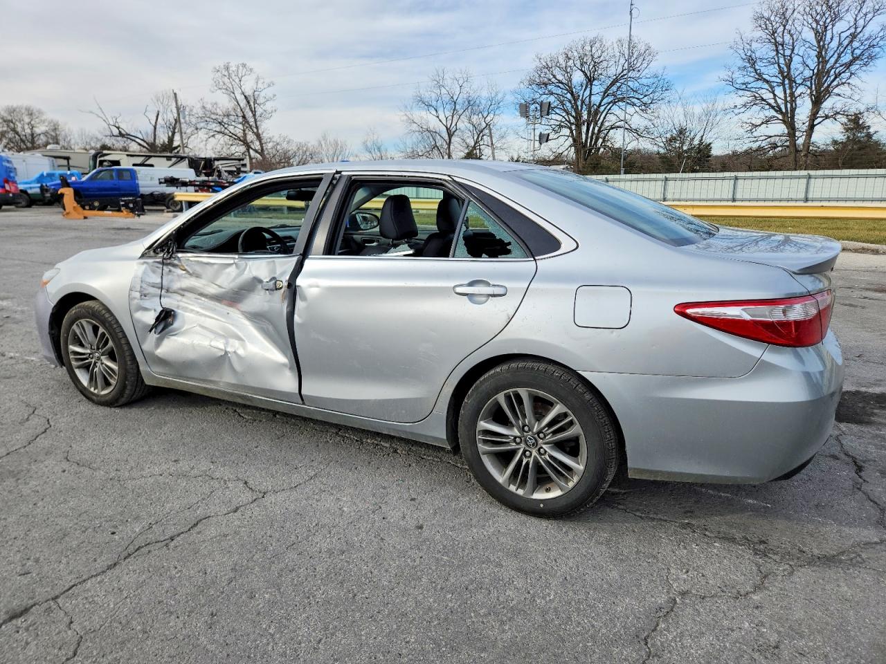 2016 TOYOTA CAMRY LE photo 2