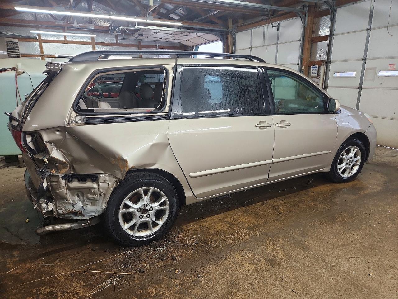 2006 TOYOTA SIENNA XLE photo 3