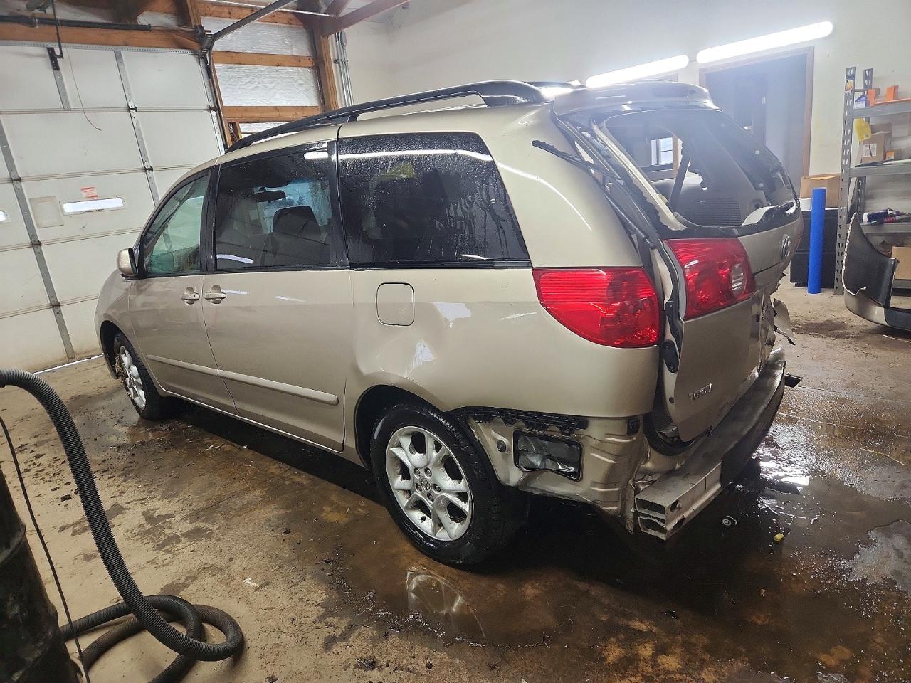 2006 TOYOTA SIENNA XLE photo 2