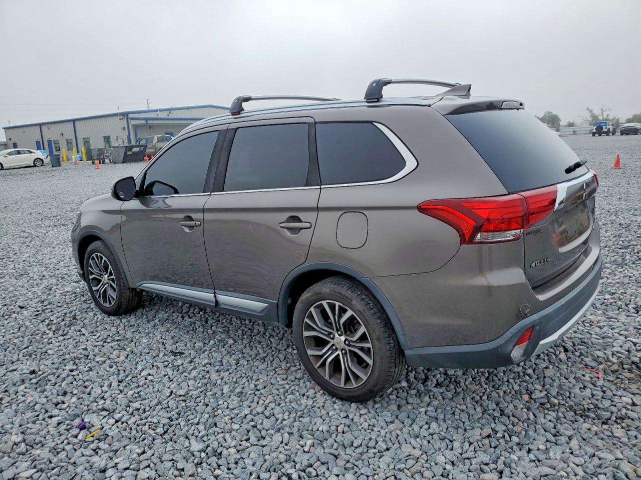 2017 MITSUBISHI OUTLANDER SE photo 2