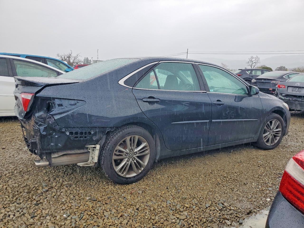 2016 TOYOTA CAMRY LE photo 3