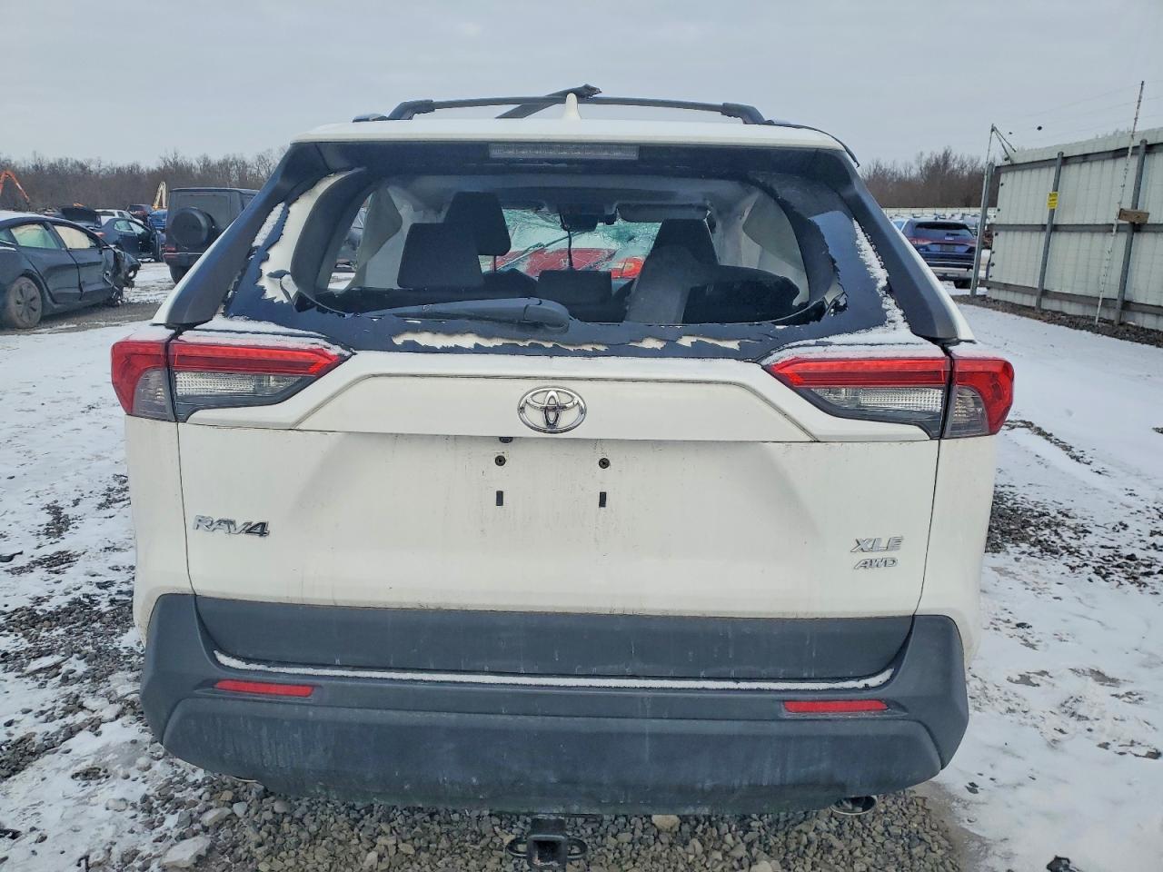 2021 TOYOTA RAV4 XLE photo 6