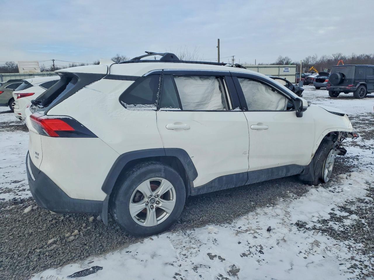 2021 TOYOTA RAV4 XLE photo 3