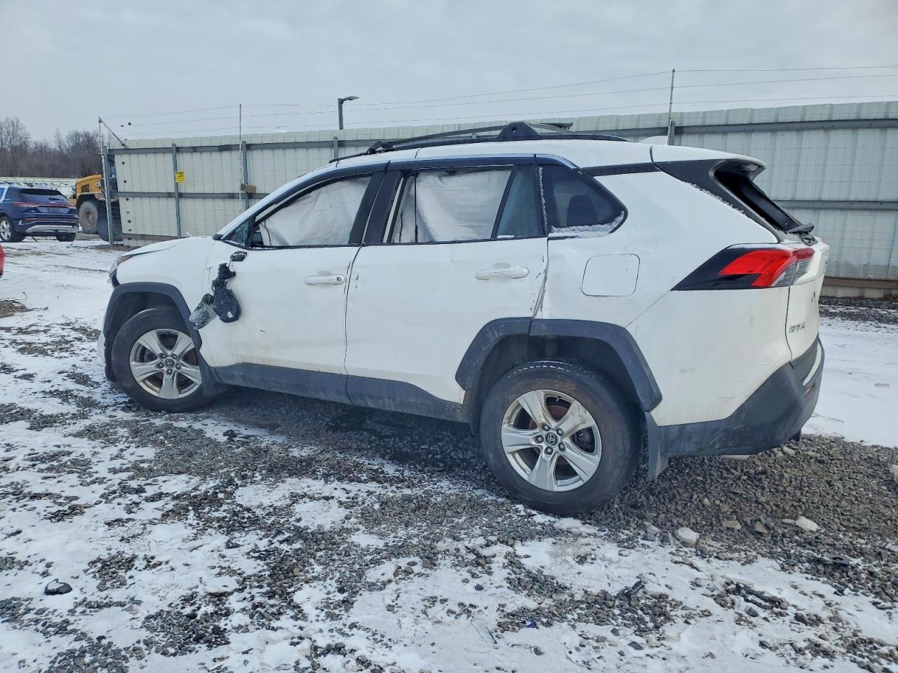2021 TOYOTA RAV4 XLE photo 2