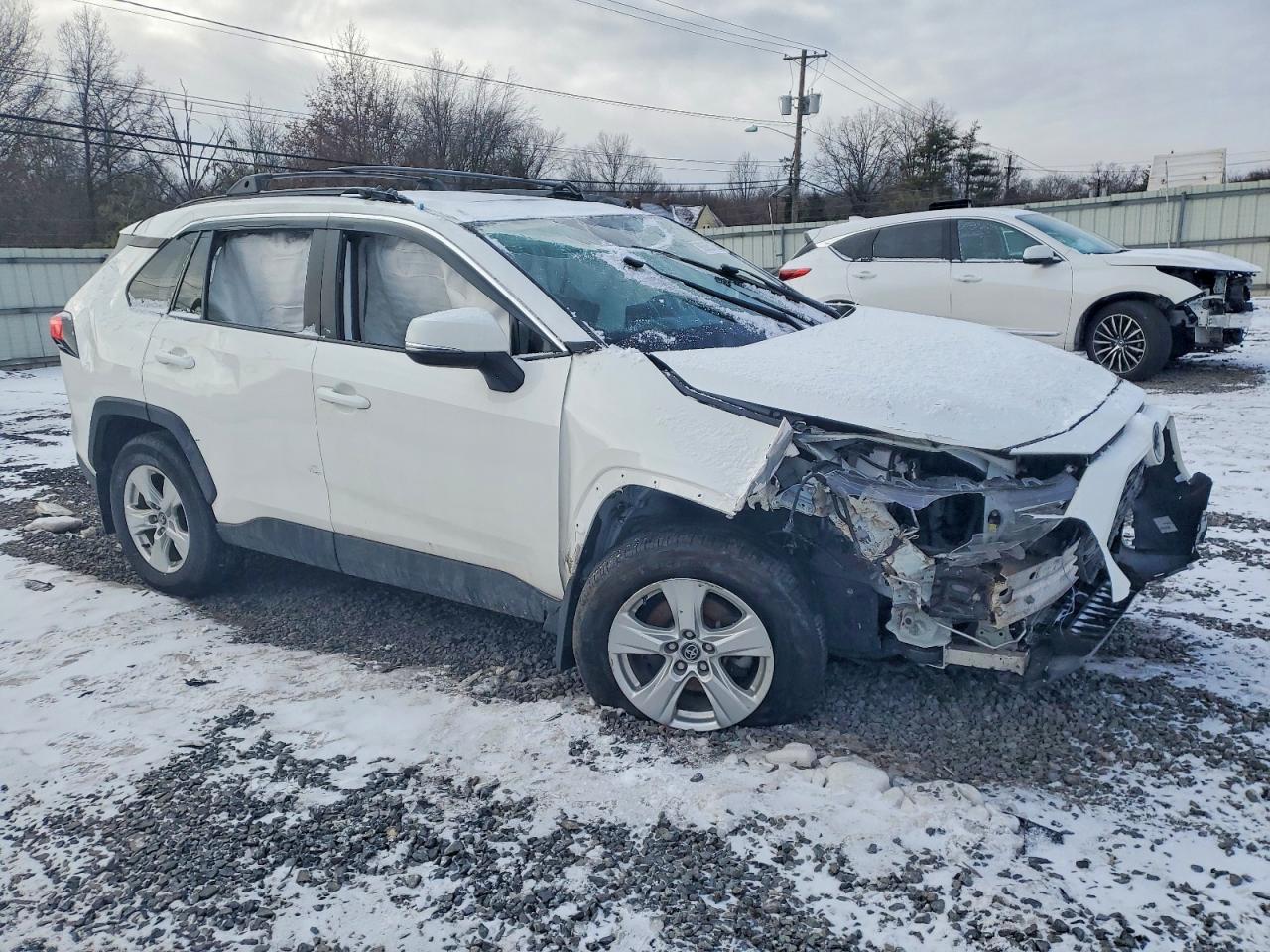 2021 TOYOTA RAV4 XLE photo 4