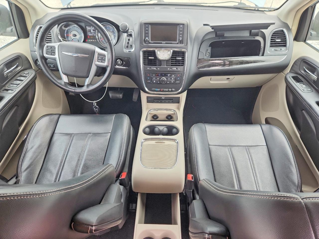 2013 CHRYSLER TOWN & COUNTRY TOURING L photo 8