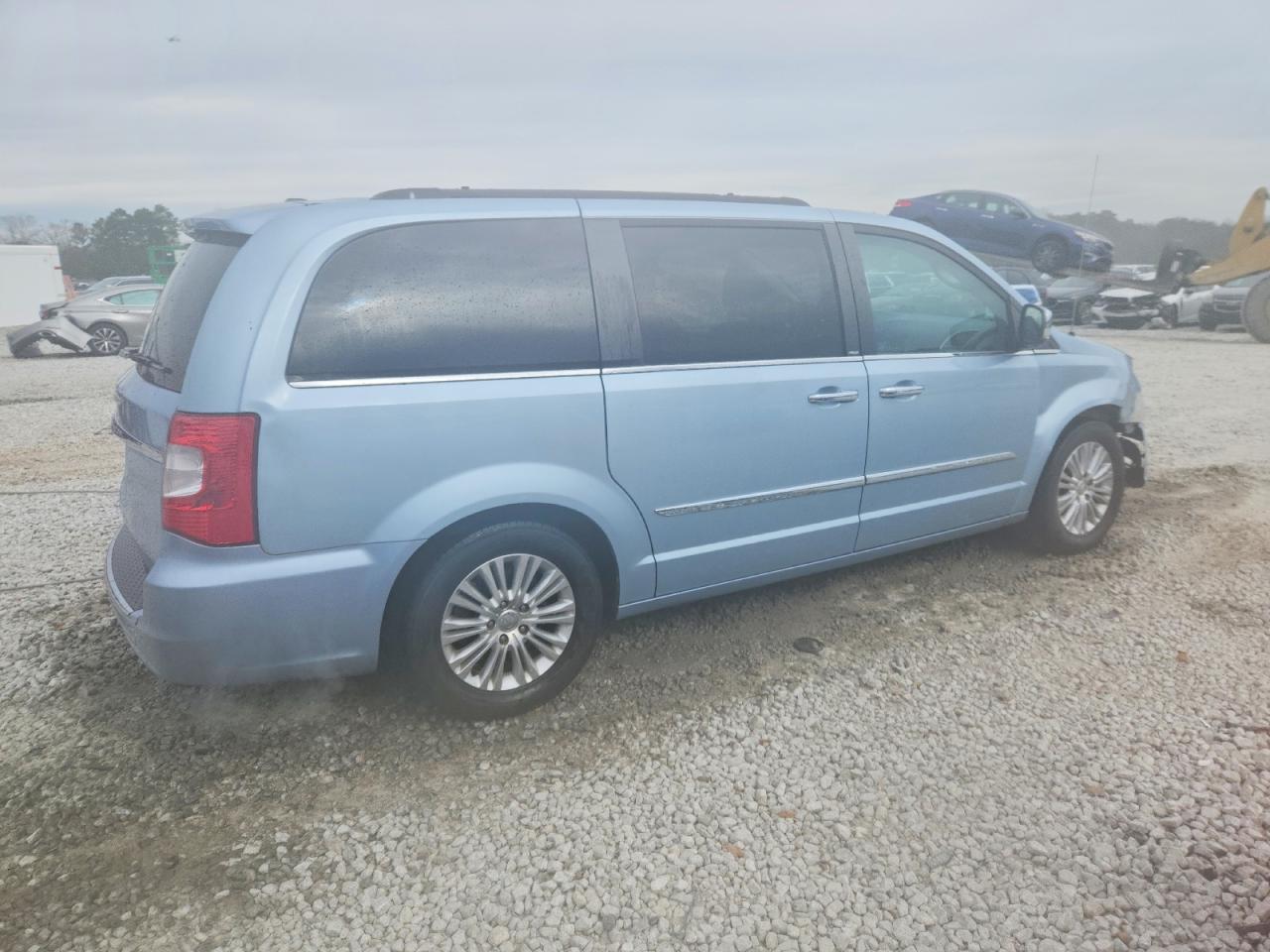 2013 CHRYSLER TOWN & COUNTRY TOURING L photo 3