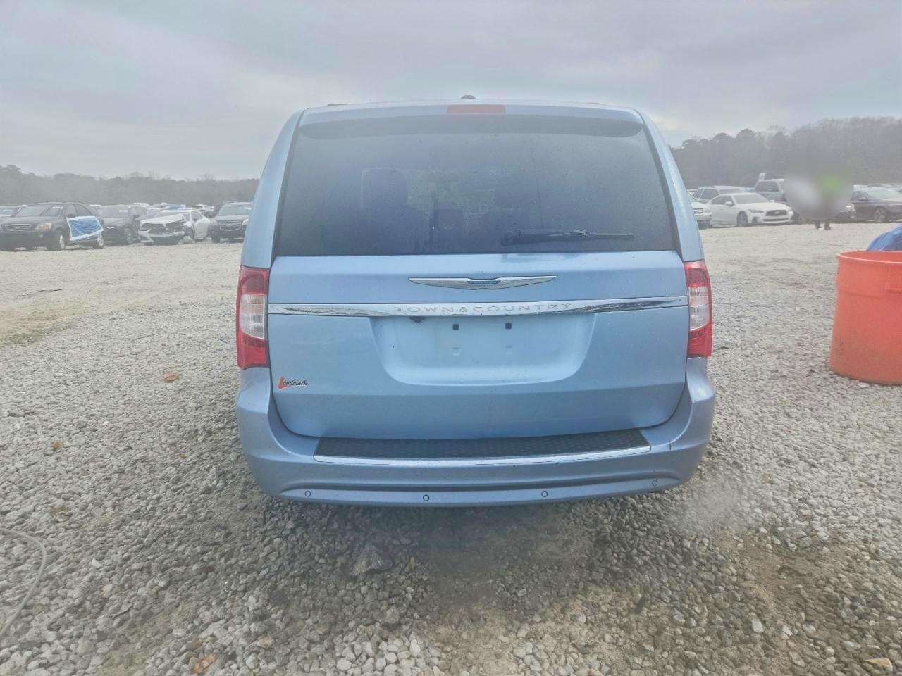 2013 CHRYSLER TOWN & COUNTRY TOURING L photo 6