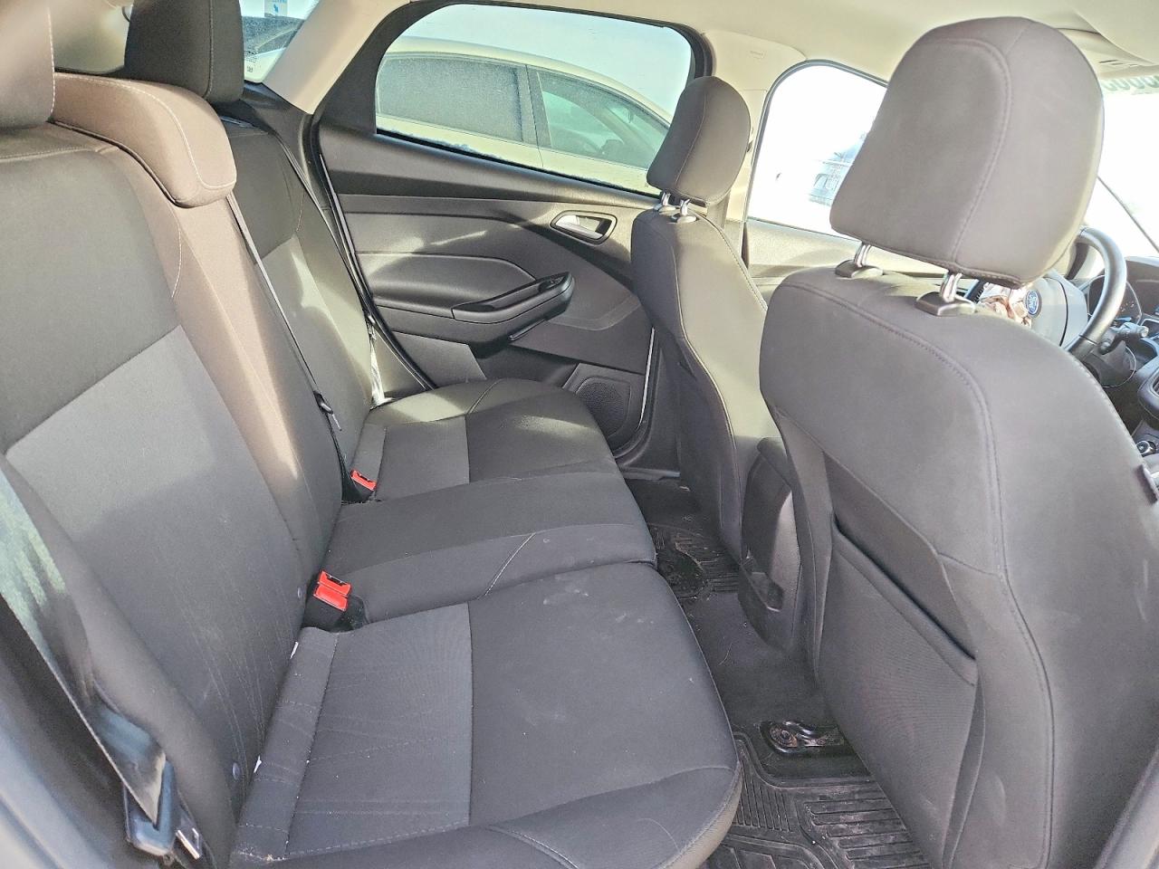 2017 FORD FOCUS SE photo 10