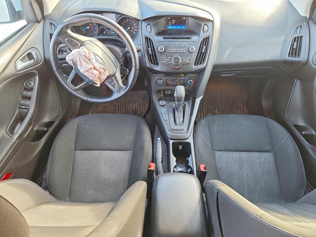2017 FORD FOCUS SE photo 8