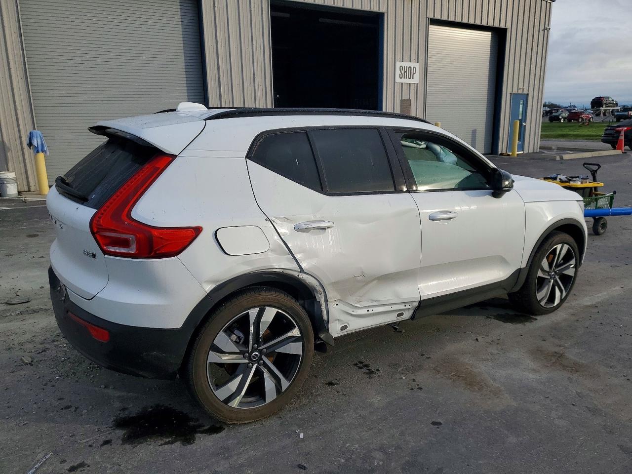 2024 VOLVO XC40 PLUS photo 3