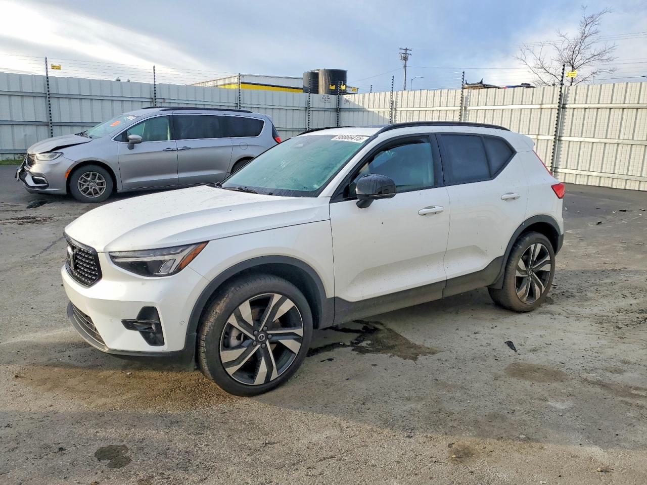 2024 VOLVO XC40