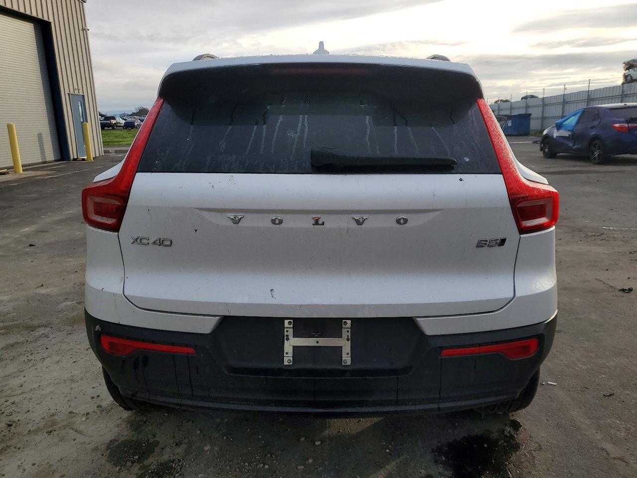 2024 VOLVO XC40 PLUS photo 6