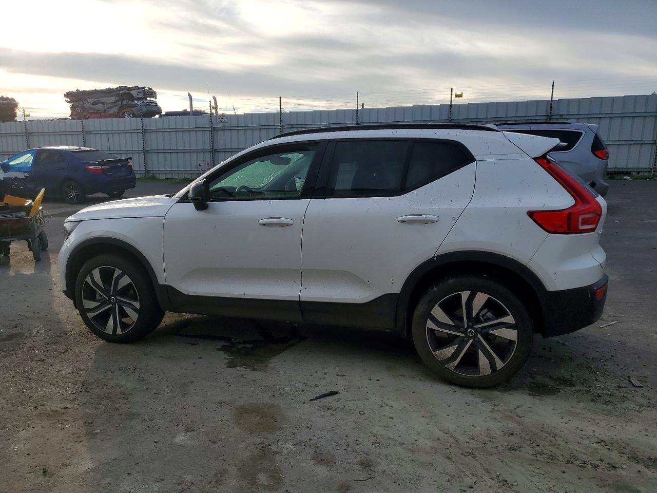 2024 VOLVO XC40 PLUS photo 2