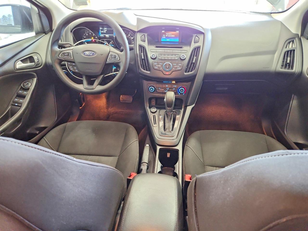 2017 FORD FOCUS SE photo 8