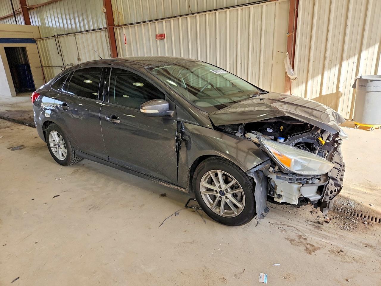 2017 FORD FOCUS SE photo 4