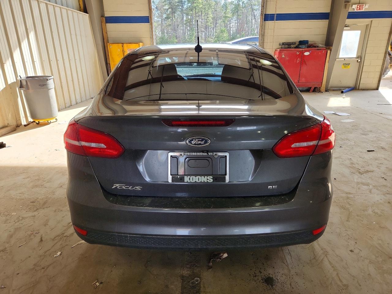 2017 FORD FOCUS SE photo 6
