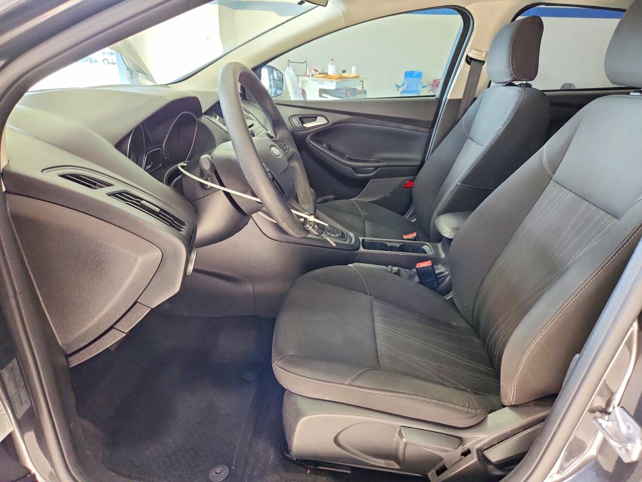 2017 FORD FOCUS SE photo 7