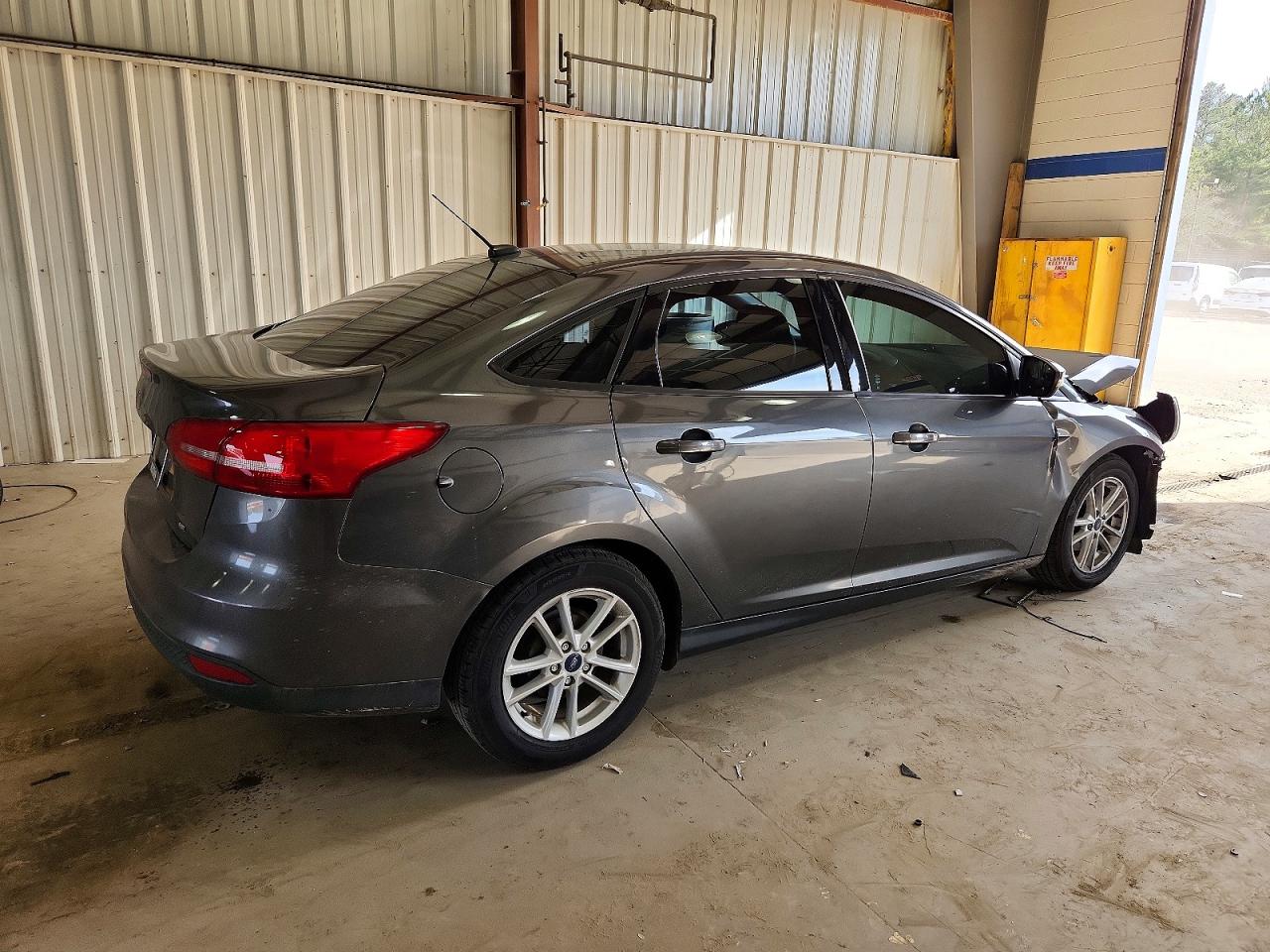 2017 FORD FOCUS SE photo 3