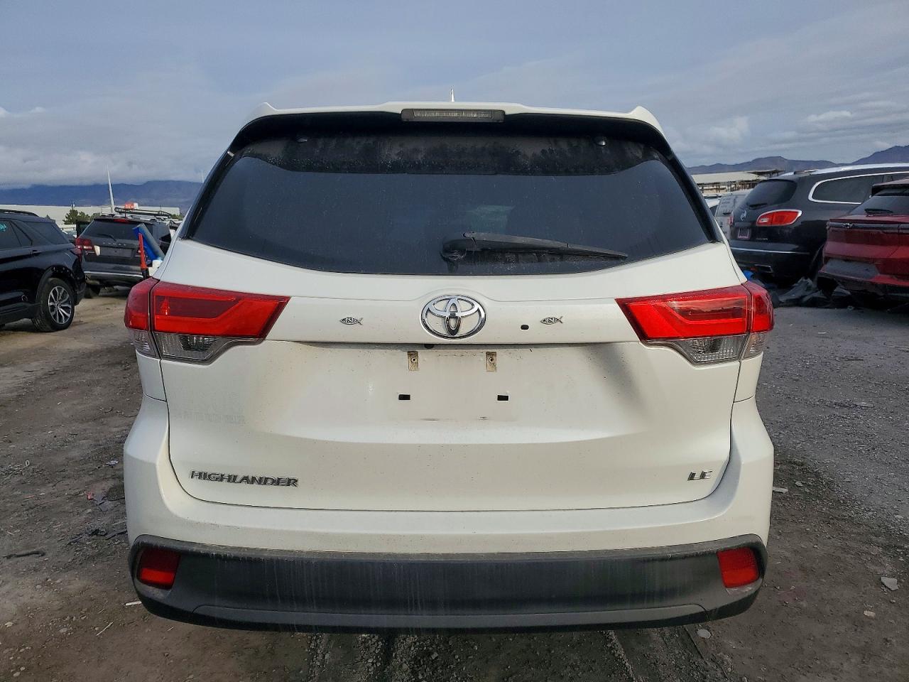 2017 TOYOTA HIGHLANDER LE photo 6