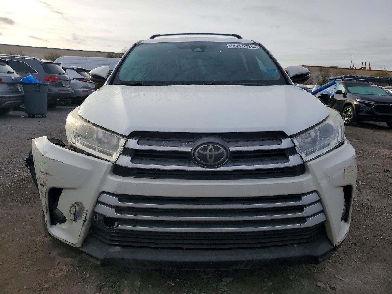 2017 TOYOTA HIGHLANDER LE photo 5