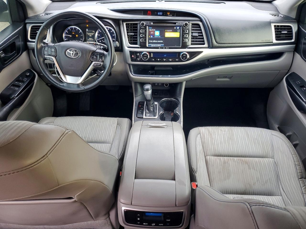 2017 TOYOTA HIGHLANDER LE photo 8