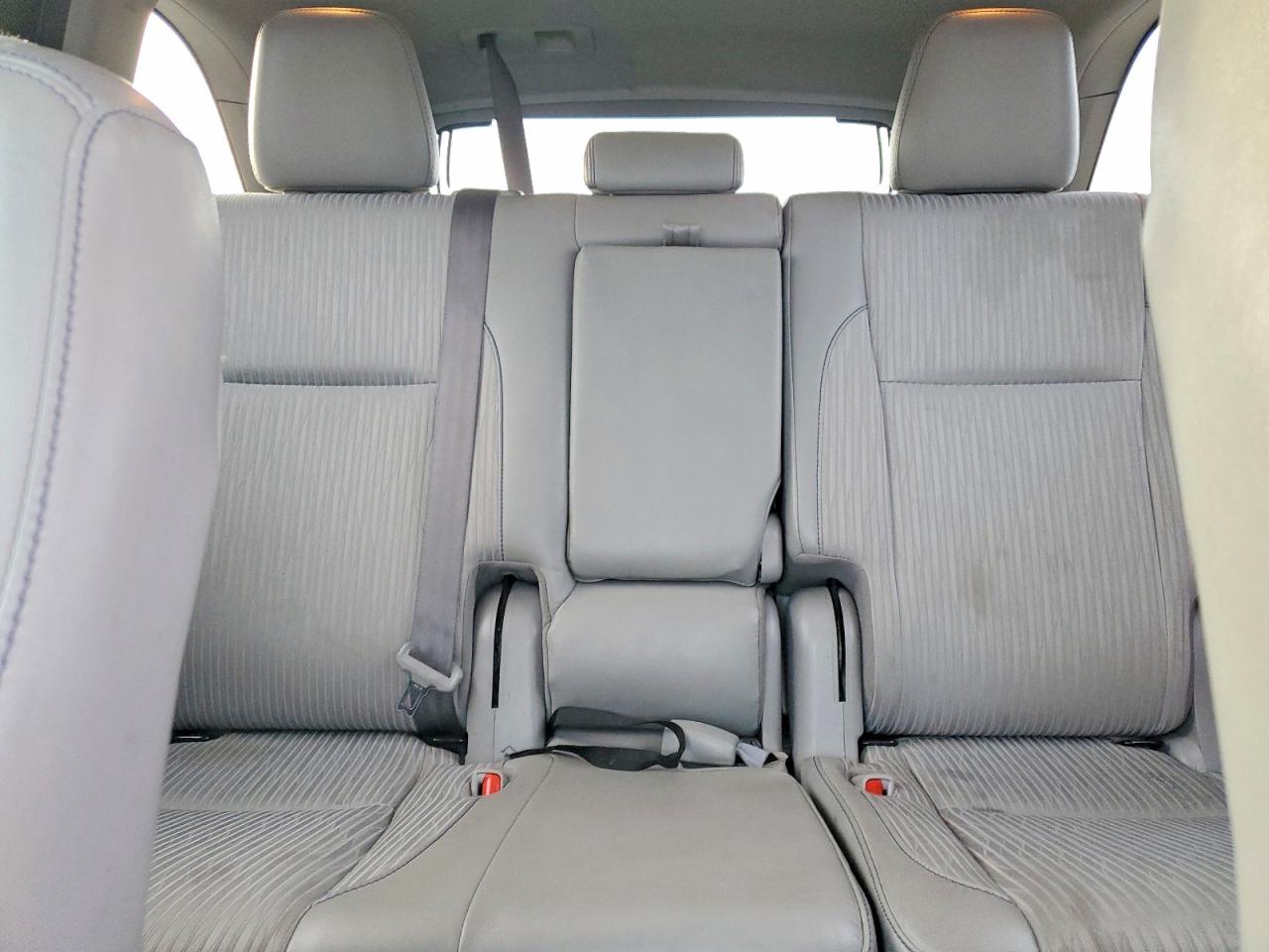 2017 TOYOTA HIGHLANDER LE photo 10