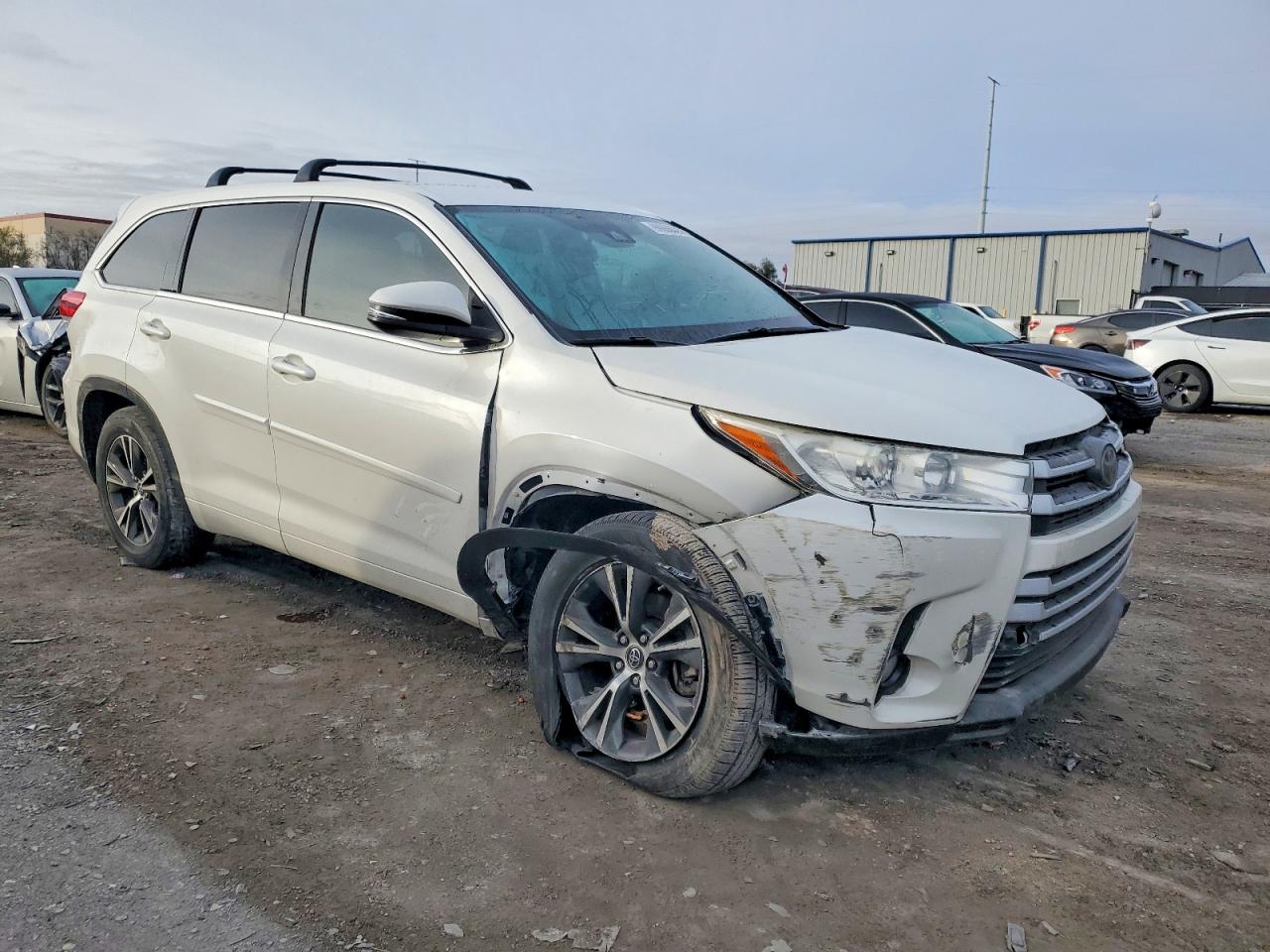 2017 TOYOTA HIGHLANDER LE photo 4