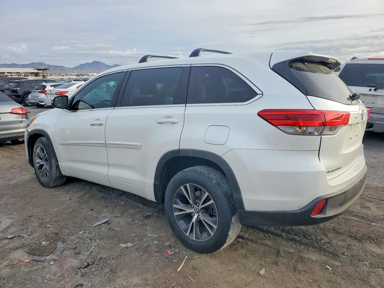 2017 TOYOTA HIGHLANDER LE photo 2