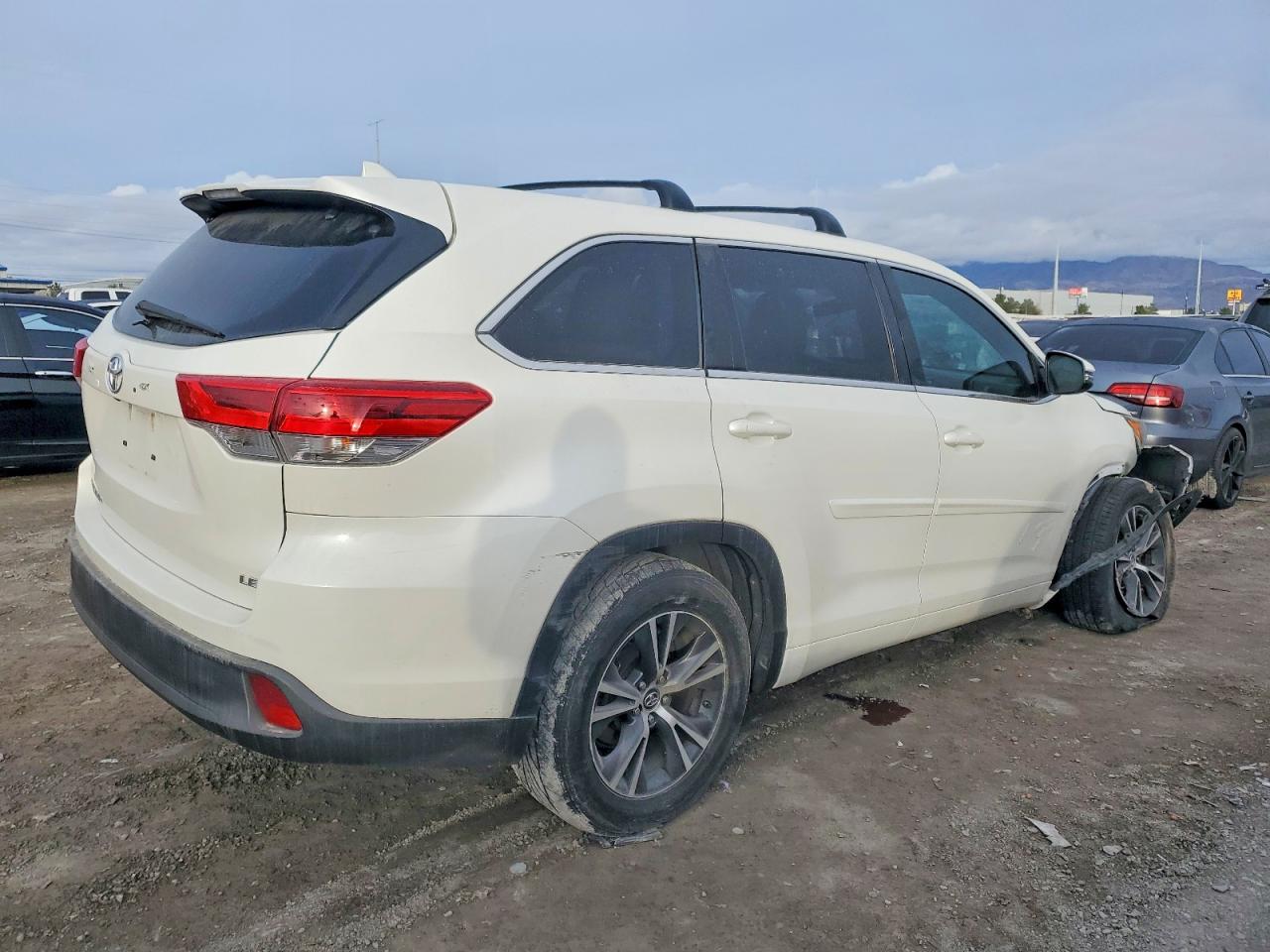 2017 TOYOTA HIGHLANDER LE photo 3
