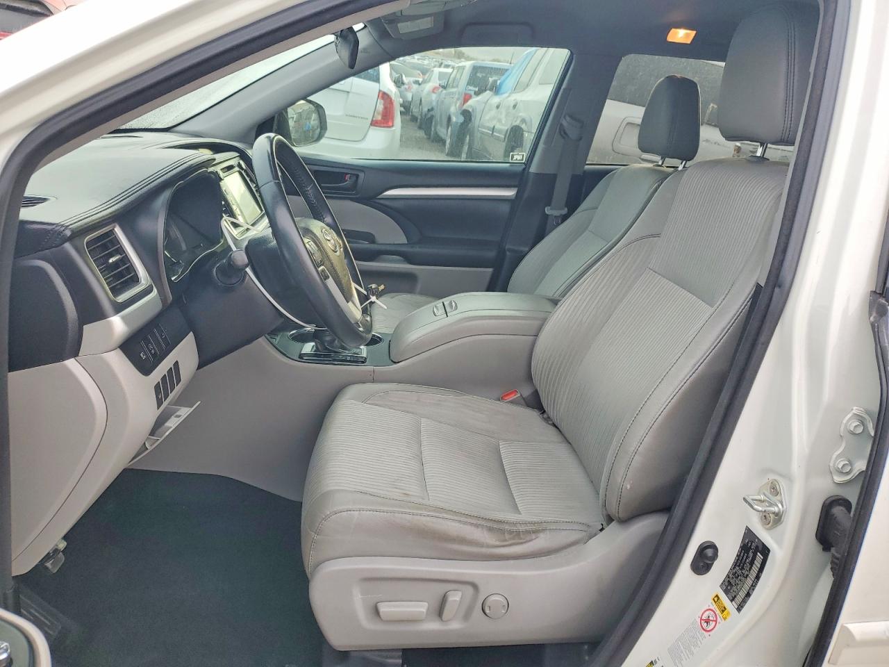 2017 TOYOTA HIGHLANDER LE photo 7