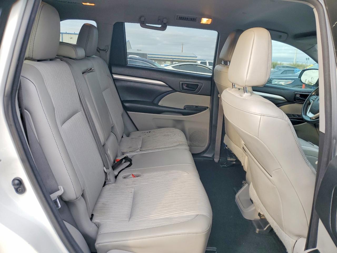 2017 TOYOTA HIGHLANDER LE photo 11