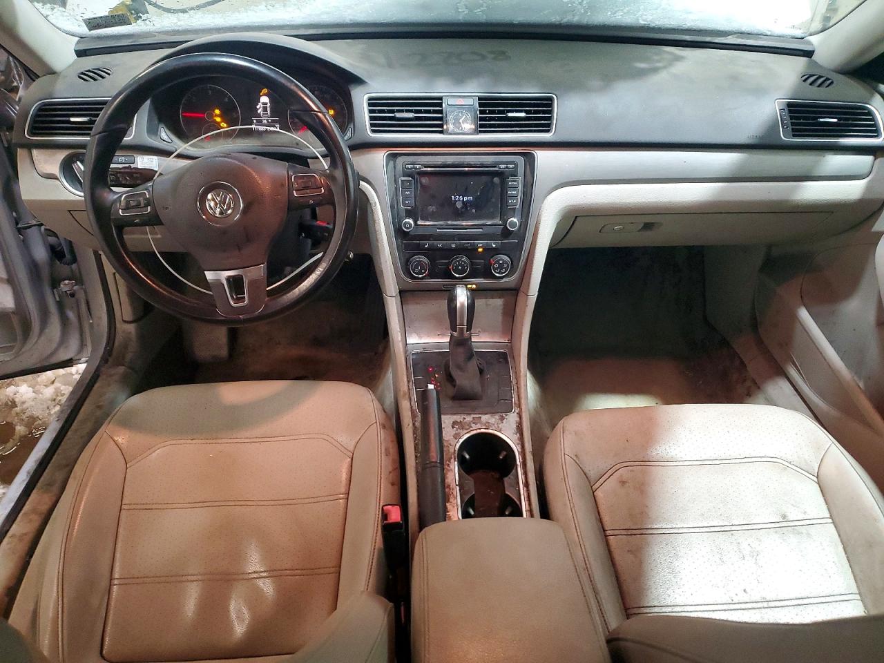 2015 VOLKSWAGEN PASSAT SE photo 8