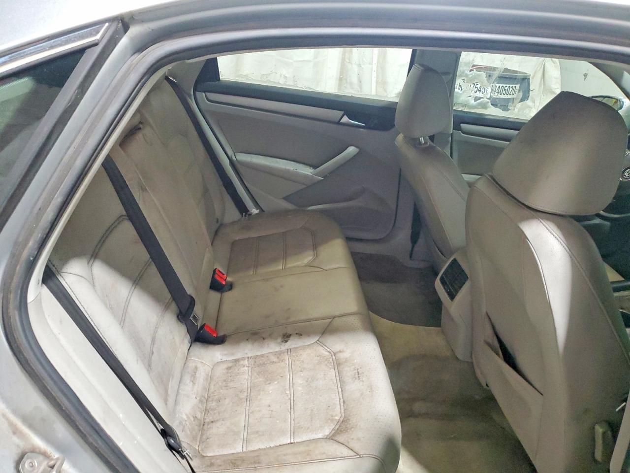 2015 VOLKSWAGEN PASSAT SE photo 10