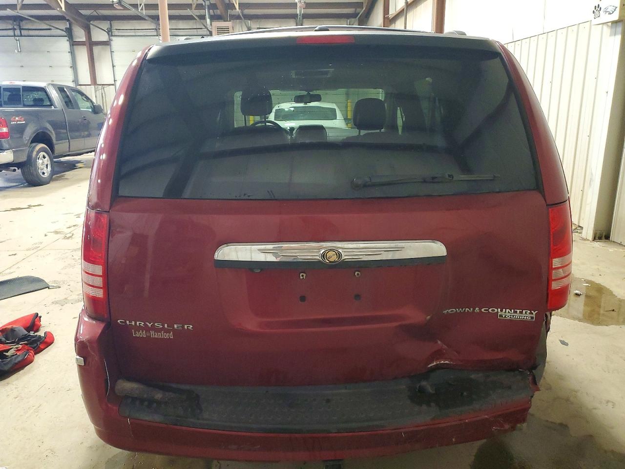 2010 CHRYSLER TOWN & COUNTRY TOURING photo 6