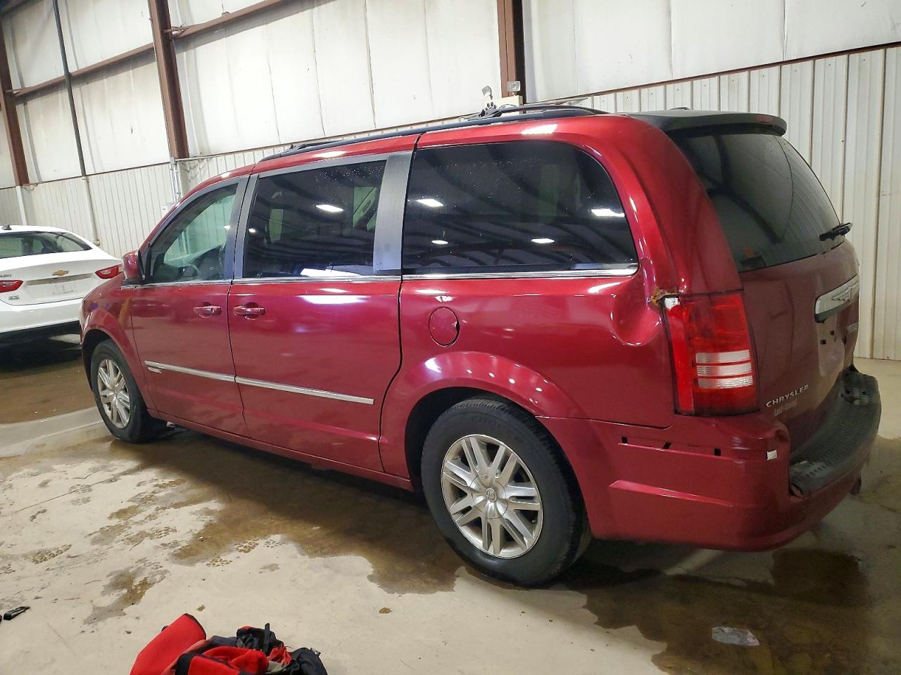 2010 CHRYSLER TOWN & COUNTRY TOURING photo 2