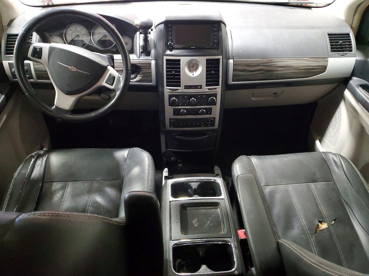 2010 CHRYSLER TOWN & COUNTRY TOURING photo 8