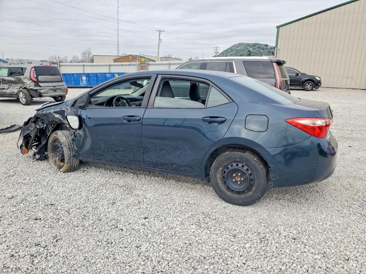 2017 TOYOTA COROLLA L photo 3