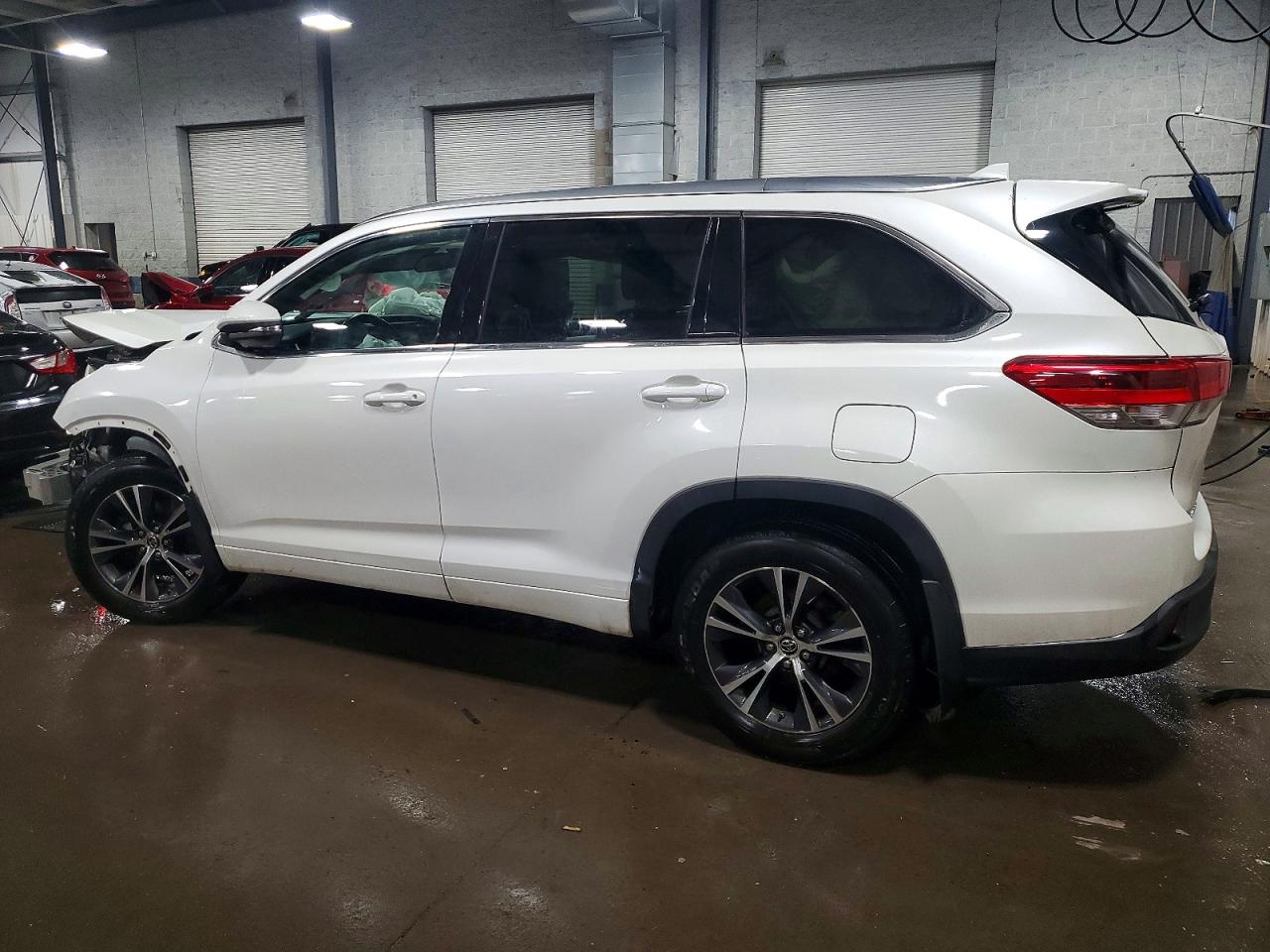 2018 TOYOTA HIGHLANDER SE photo 2
