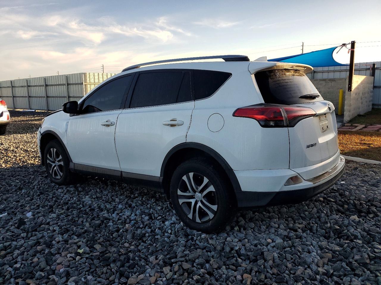 2018 TOYOTA RAV4 LE photo 3