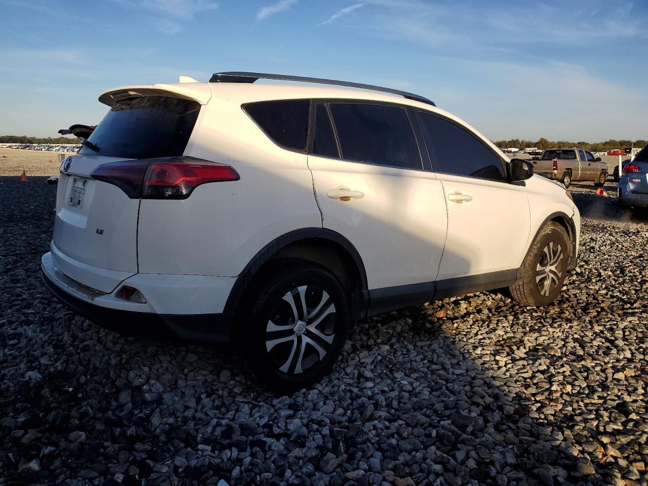 2018 TOYOTA RAV4 LE photo 5
