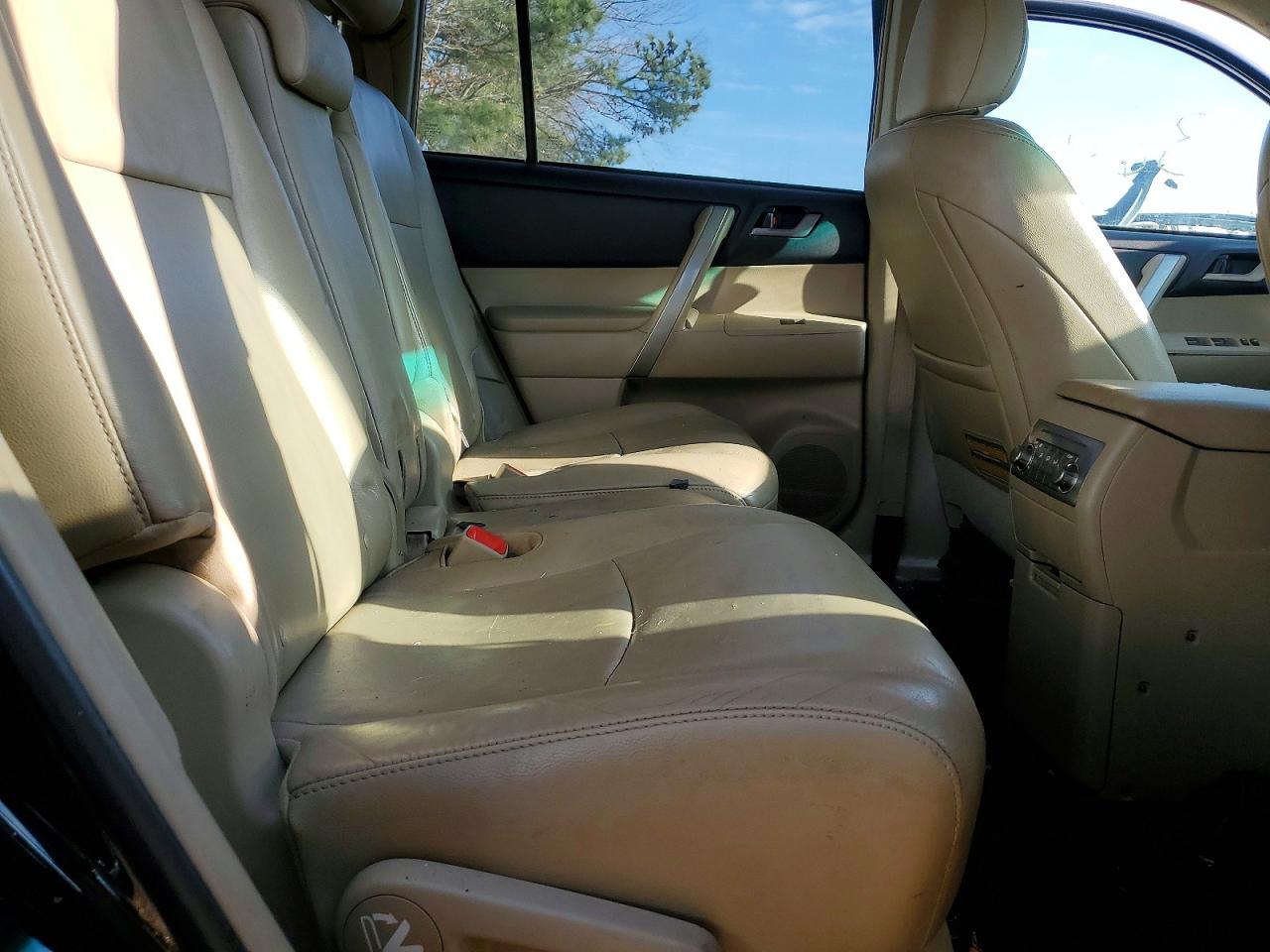 2012 TOYOTA HIGHLANDER BASE photo 11