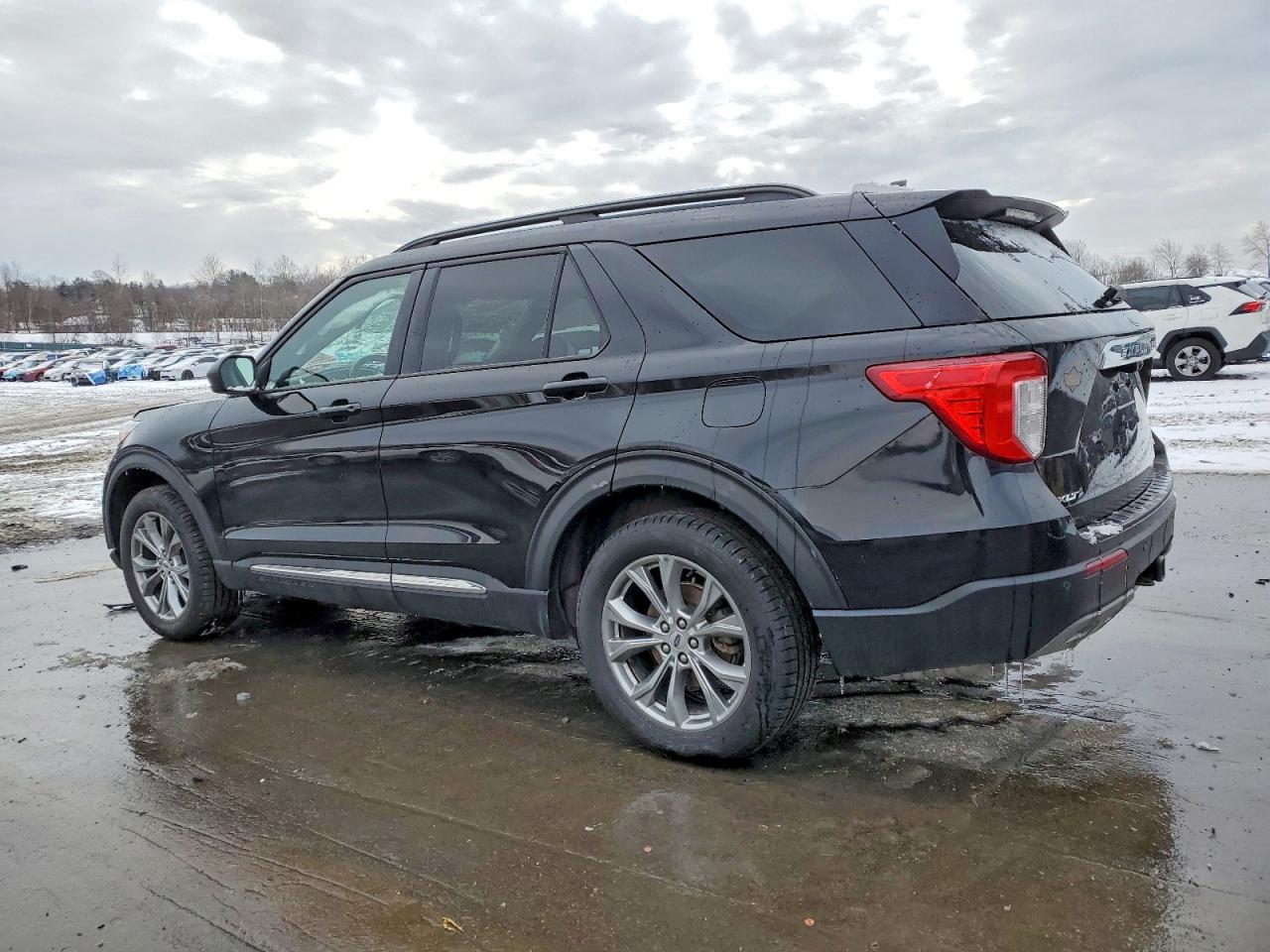 2023 FORD EXPLORER XLT photo 2