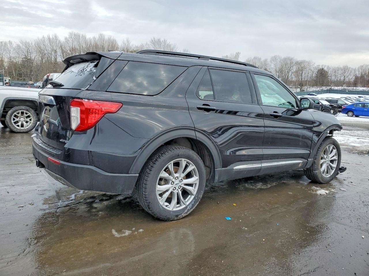 2023 FORD EXPLORER XLT photo 3